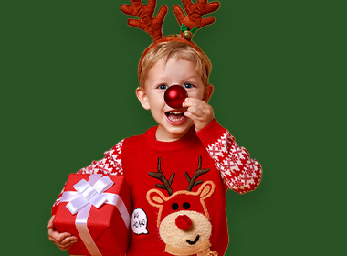 Ein Kind hält ein Weihnachtsgeschenk